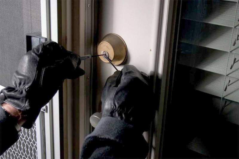 Univermaqdan 21 min manatlıq oğurluq edildi