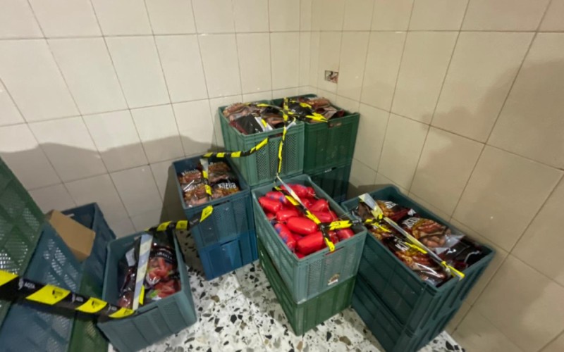 Bu kolbasadan YEMƏYİN, içində... - FOTOLAR