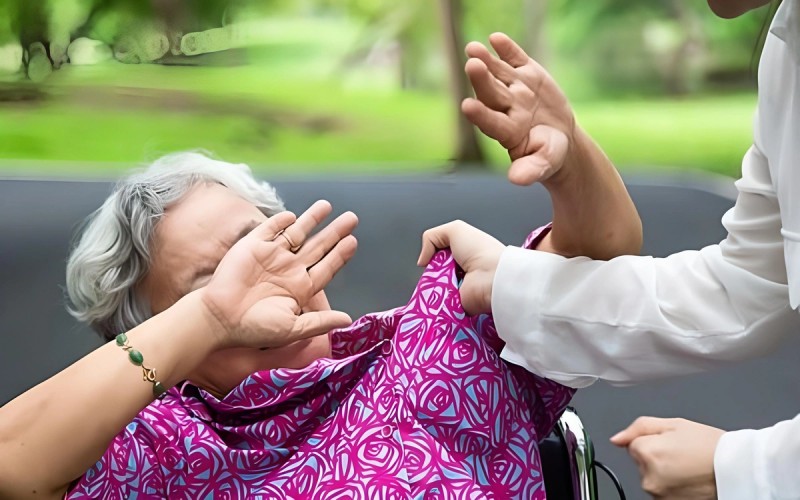 Kişi narkotik almaq üçün pul verməyən anasını döydü