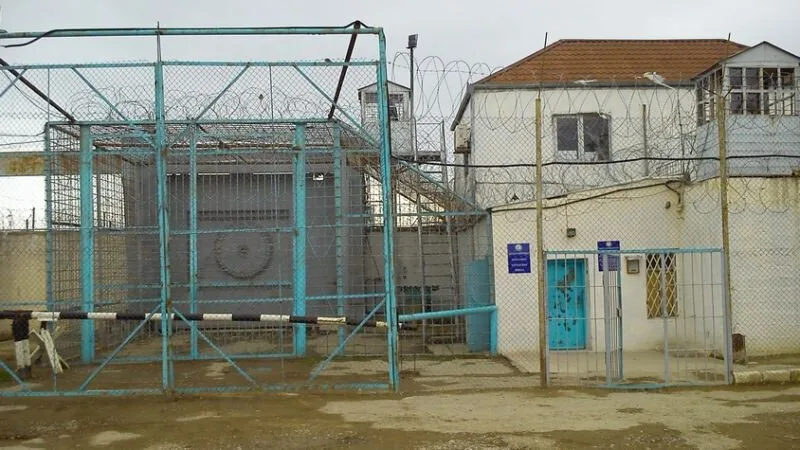 Narkotacir həbsxanada bıçaq saxladı - Əlavə cəza aldı