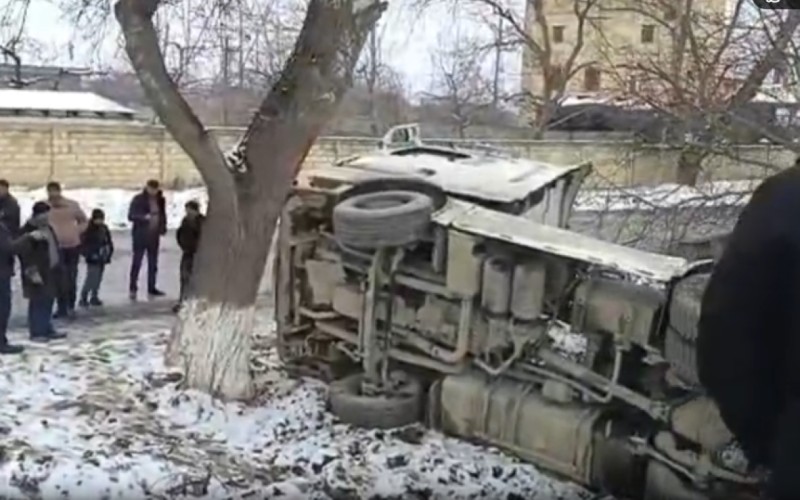 Qubada yük maşını aşdı - VİDEO