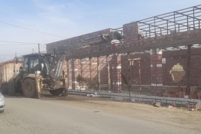 Füzulidə qanunsuz tikili sökülüb 