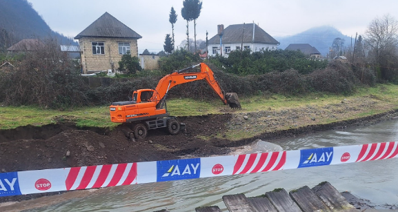 Astarada torpaq sürüşməsi olub
