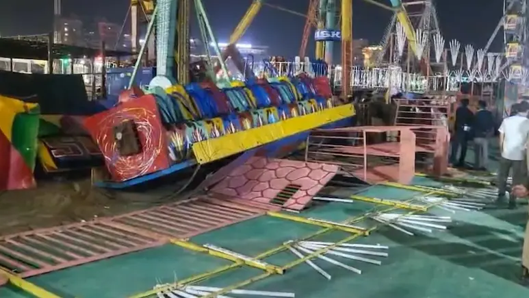 Hindistanda attraksion çökdü - Ölən var