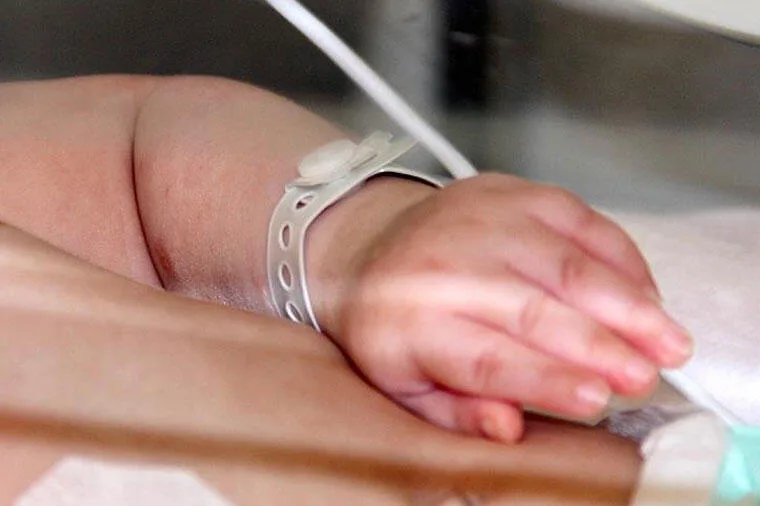 Yeni doğulmuş körpəsini küçə tualetinin quyusuna atdı