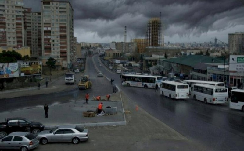 Bakıda binanın dayaq sütunu uçdu - VİDEO
