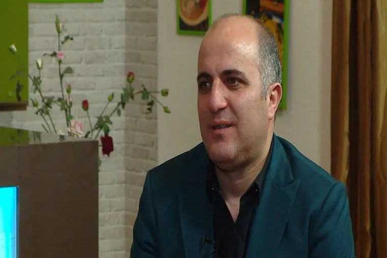 Müğənni Eldəniz: Boşananları 50 min dollar cərimələsinlər