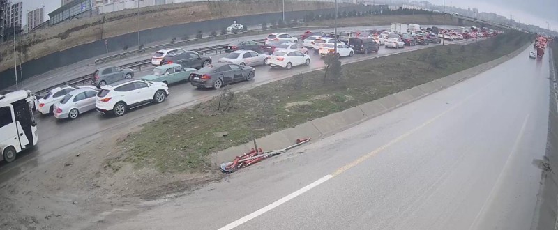 Lökbatan dairəsində qəza sıxlıq yaratdı - FOTO