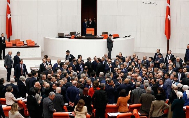 Yeni nazirlərin təyinatı Türkiyə parlamentində davaya səbəb oldu - VİDEO