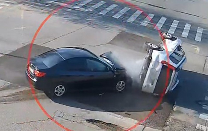 “Qırmızı”da keçib maşını aşırdı - VİDEO