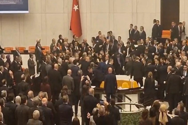 Türkiyə parlamentində deputatlar əlbəyaxa olub