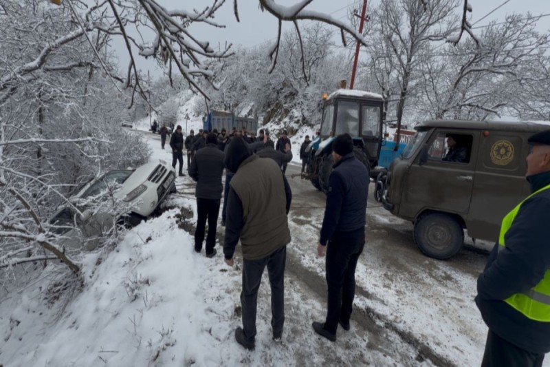Ağsu aşırımında yolu buz bağladı, iki avtomobil aşdı - FOTO