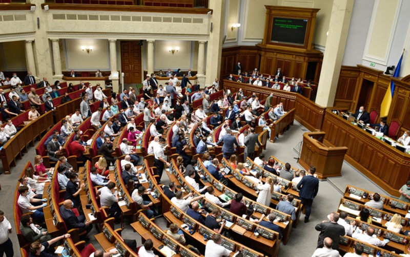 Zelenskinin partiyasının onlarla üzvü ZƏHƏRLƏNDİ