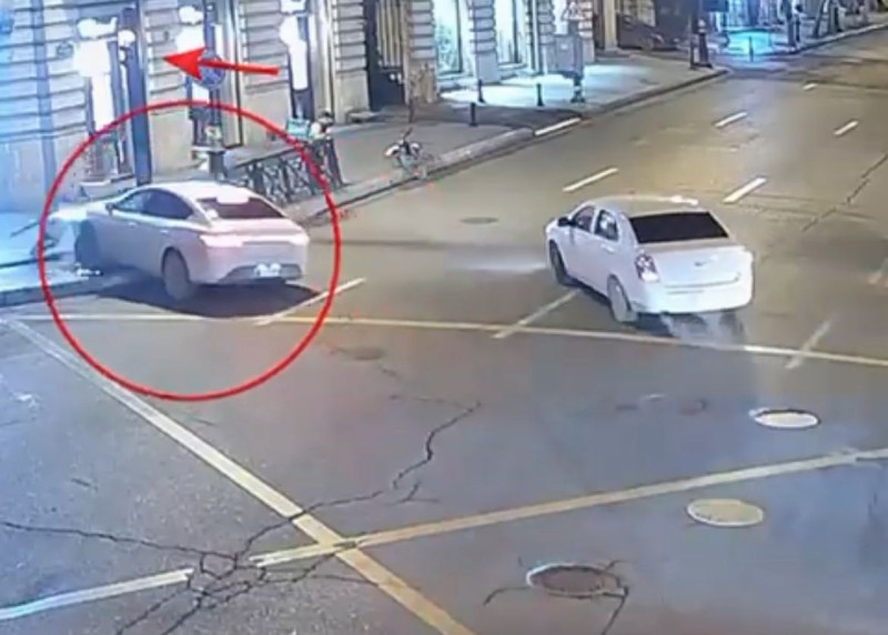 Qırmızı işıqda keçdi: svetofora çırpıldı - VİDEO