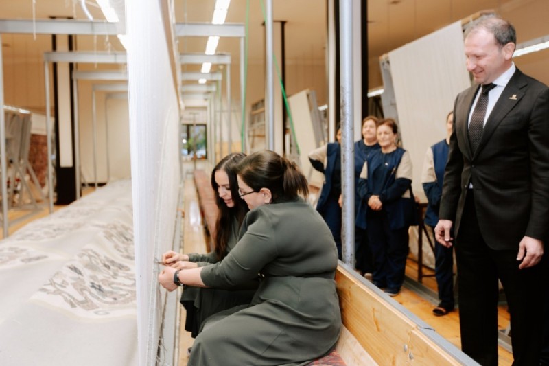 Leyla Əliyeva Şuşa məscidi üçün hazırlanmış dairəvi xalçanın kəsim mərasimində iştirak edib