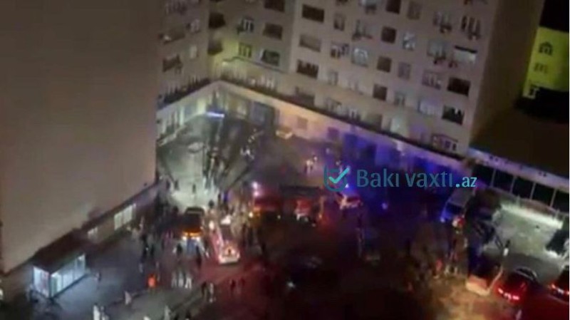Bakıda çoxmərtəbəli bina yanır, insanlar kömək gözləyir - VİDEO