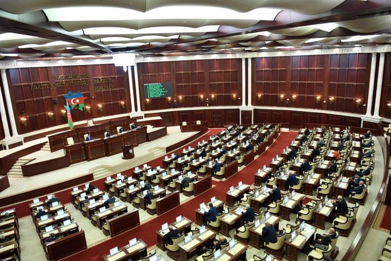 Milli Məclisin iclası başladı: gündəlikdə 10 məsələ var