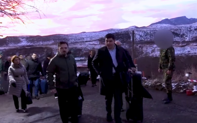 Nümayəndə heyətimiz Ermənistana belə keçdi - VİDEO - YENİLƏNİB