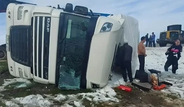 Bakı-Qazax yolunda ağır qəza: yük maşını aşdı 