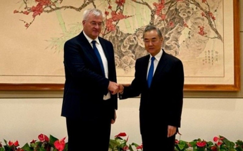 Sibiqa çinli həmkarı ilə görüşdü