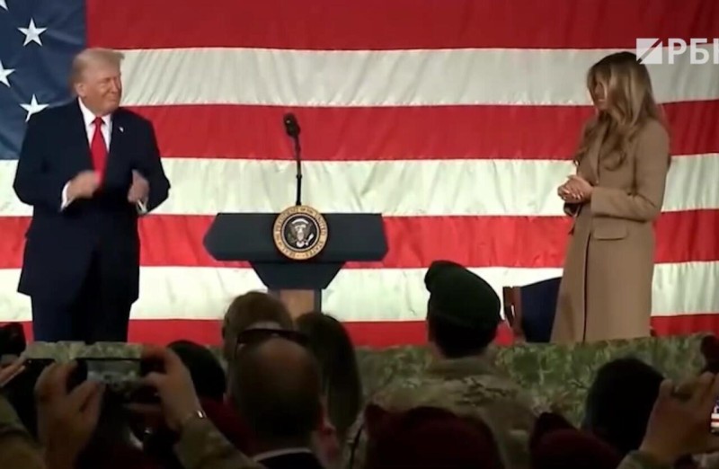 Tramp və xanımı hərbi bazada rəqs etdilər - VİDEO