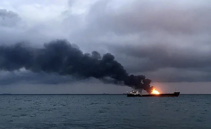 Ukrayna Krımda Rusiya amfibiya nəqliyyat gəmisini VURDU