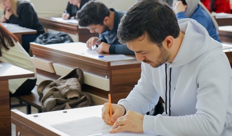 DİM xarici dil üzrə fəlsəfə doktoru imtahanı keçirdi