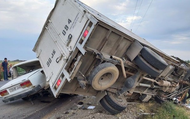 07 ilə yük maşını toqquşdu - Xəsarət alan var