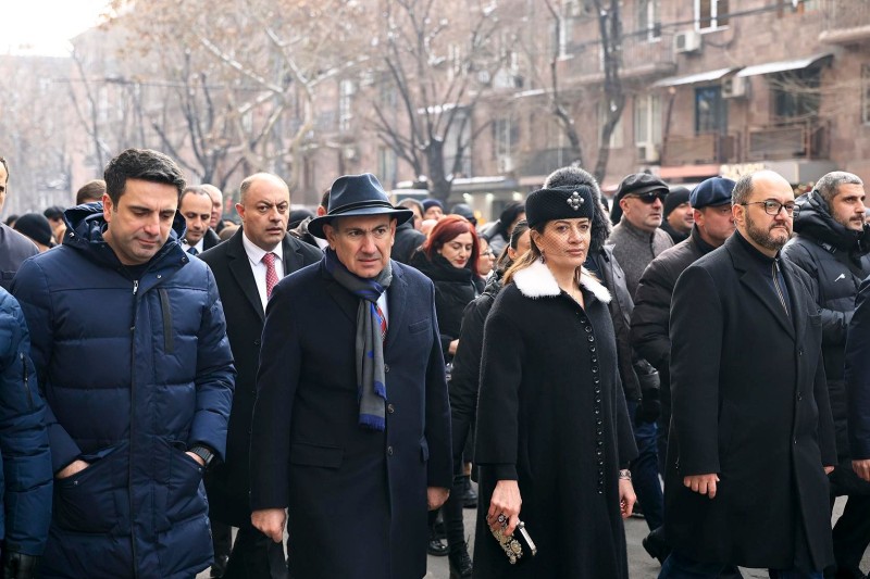 Hakim partiyada 38 nəfər Paşinyana qarşı çıxdı