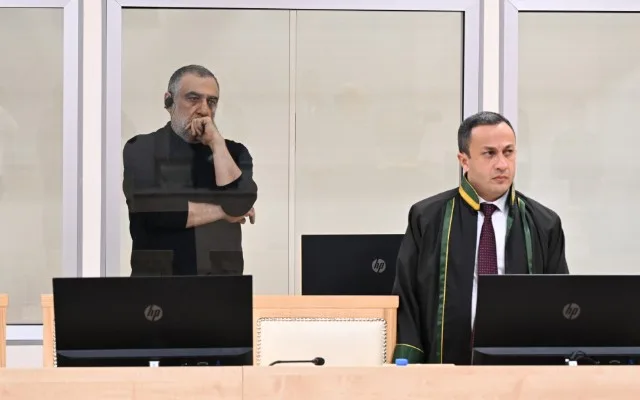 Vardanyan hökm oxunarkən yerində dayana bilmədi - VİDEO