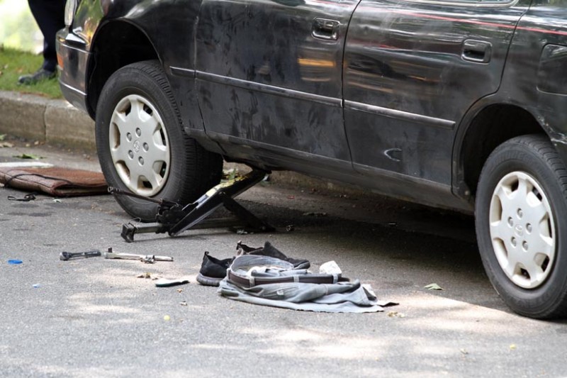 Təmir zamanı maşın kişinin üstünə düşdü