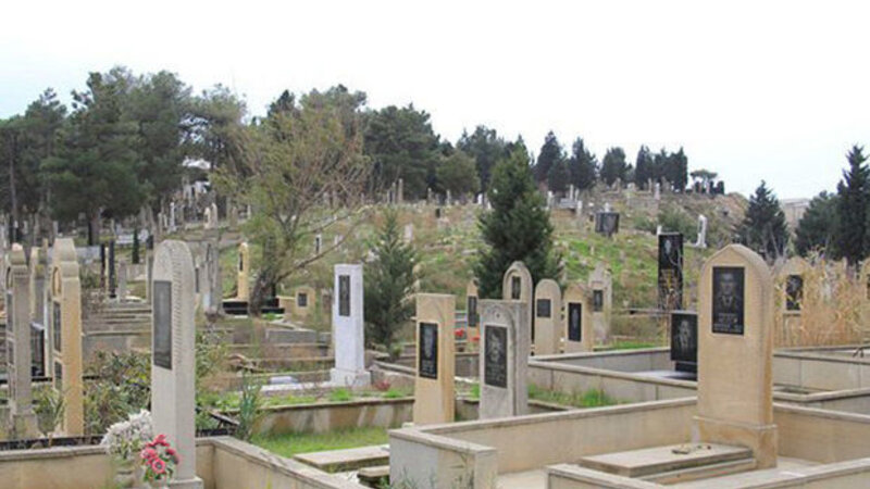 Məzar daşına yazılan cümləyə görə məhkəməyə müraciət olundu
