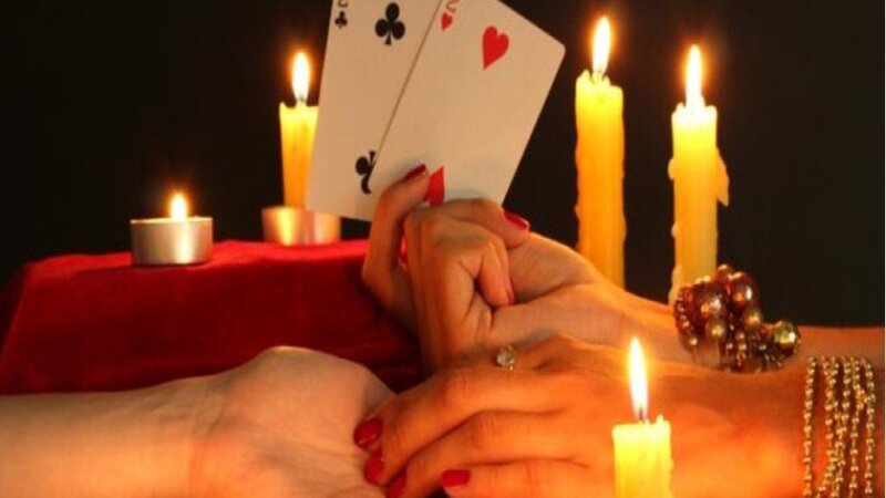 Boşanmaq istəməyən qadın falçıya 16 min manat ödəydi