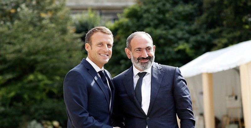 Makron Ermənistana gəlir