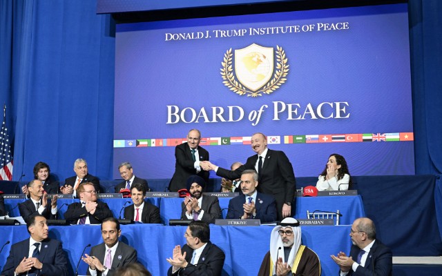 İlham Əliyevlə Paşinyan əl sıxdılar