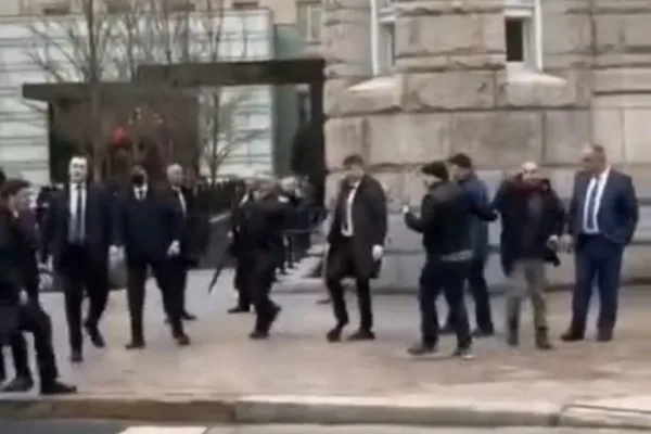 Prezidentin təhlükəsizlik xidməti ABŞ polisi ilə təxribatın qarşısını aldı - VİDEO