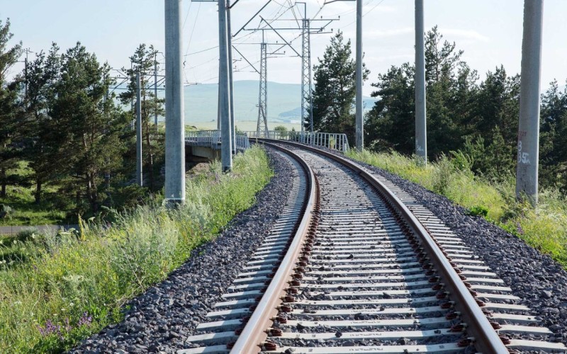 Dəmir yolu ətrafındakı tikililər təhlükəsizlik riskini artırır - VİDEO