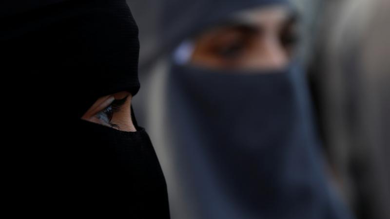 İspaniya parlamenti burqa ilə bağlı qadağanı ləğv etdi