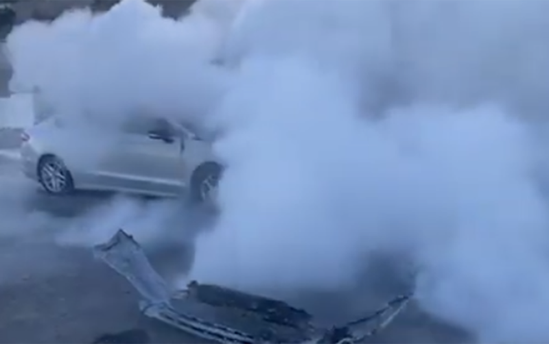 Badamdarda maşın YANDI - VİDEO