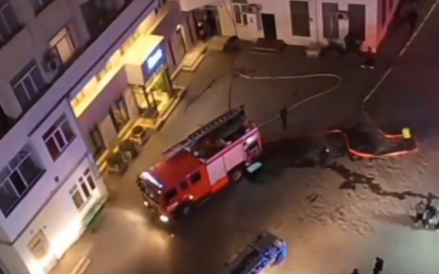 Nərimanovda yaşayış binası yanır - VİDEO