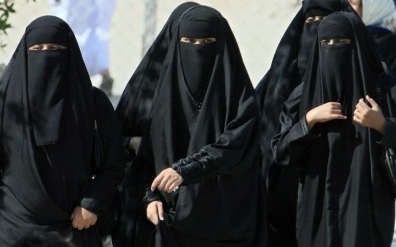 Bakıda qaraçı qadınlar hicab bağlayıb marketi taladı - VİDEO - YENİLƏNİB