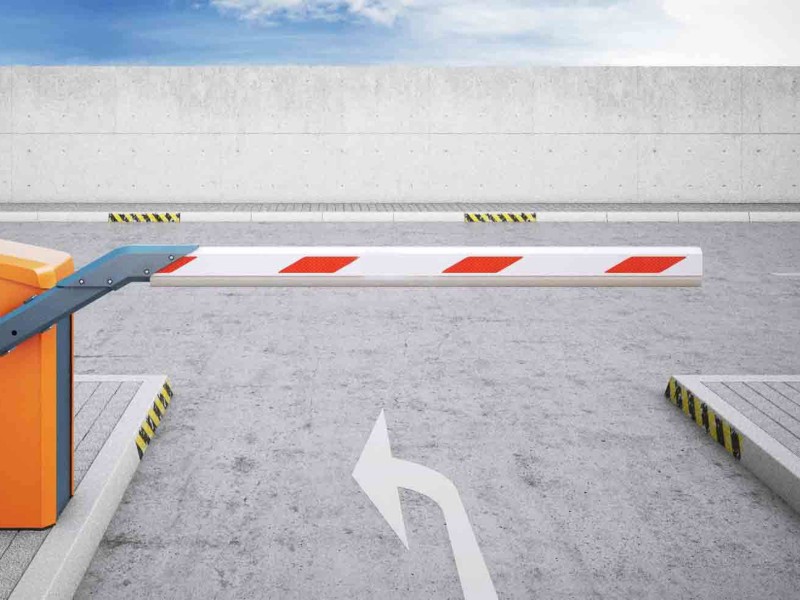 Bina sakinləri ilə sahibkarlar arasında şlaqbaum “dava”sı - VİDEO