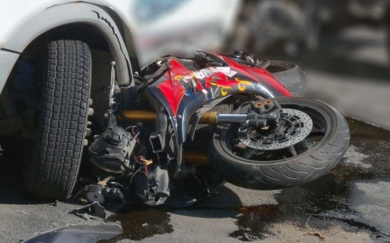 Qaxda maşınla motosiklet toqquşdu