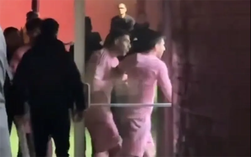 Messi əsəbiləşib hakimlər otağına girmək istədi - VİDEO