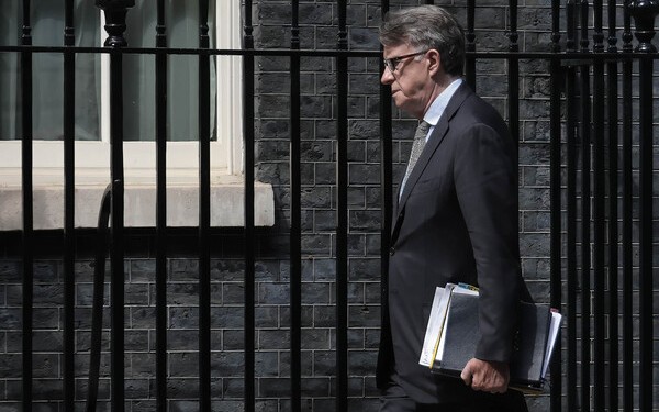 Britaniyalı keçmiş səfir saxlanıldı - VİDEO