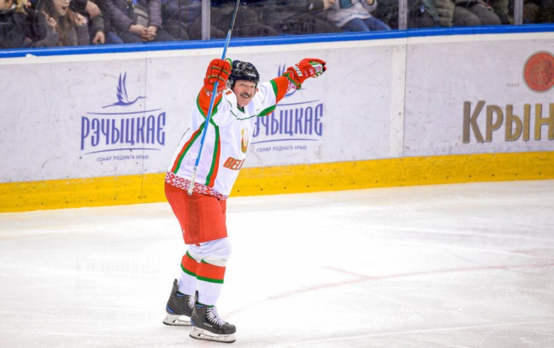 Lukaşenko qol vurdu, komandası uddu - VİDEO