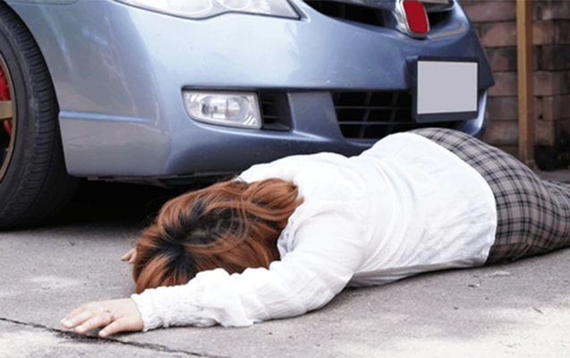 Şəmkirdə avtomobil yaşlı qadını vurdu