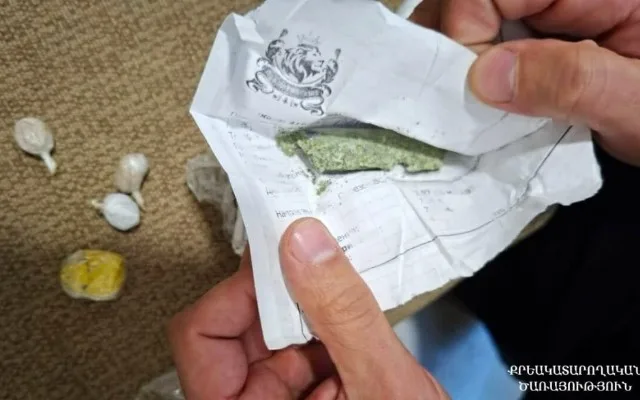 Ermənistanda məhkuma narkotik keçirən vəkil saxlanıldı