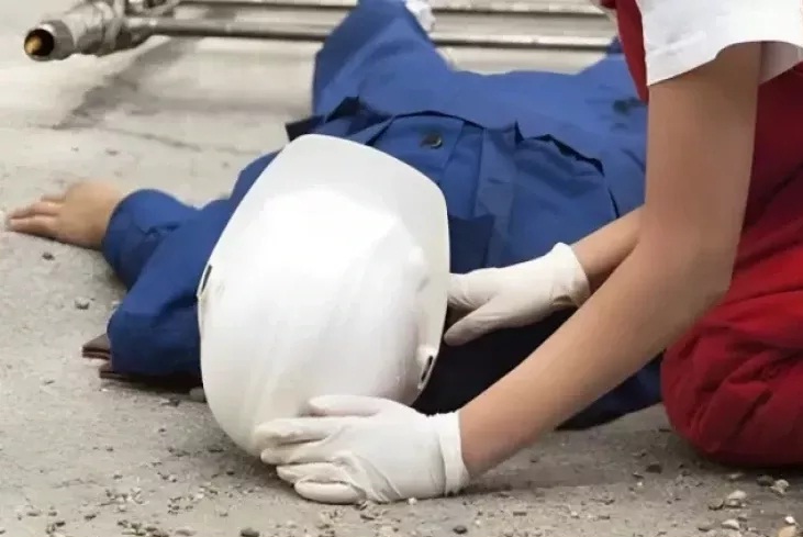 Bakıda FACİƏ: usta binadan yıxılıb öldü