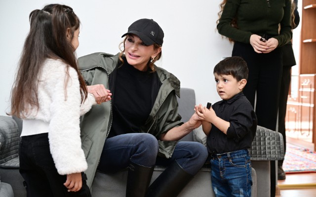 Xanabadın balaca sakini ilə səmimi dialoq - Gəl, Mehriban xanımla görüş - FOTOLAR